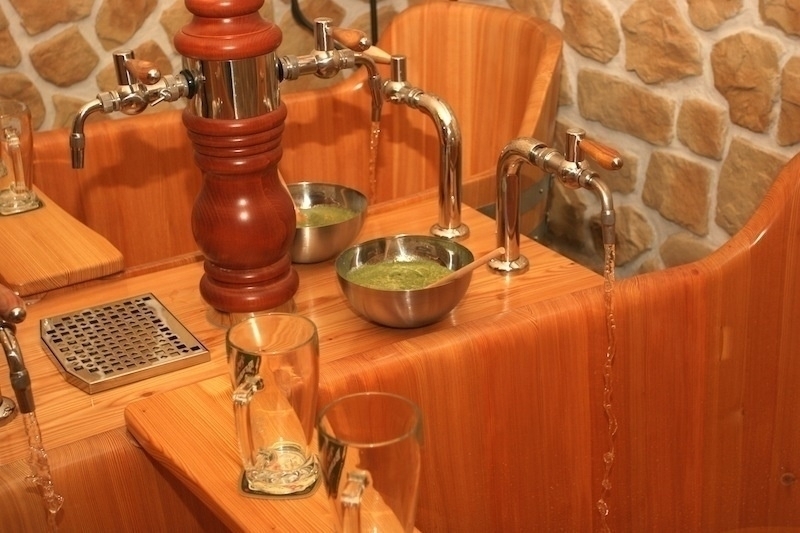 Ponořte se do vany plné piva v Pivních lázních Bernard