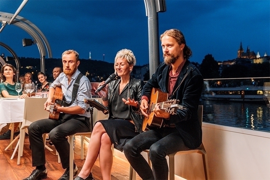 3hodinová plavba po Vltavě na prosklené lodi