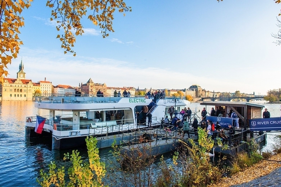 50minutová plavba ekologickou lodí po Vltavě